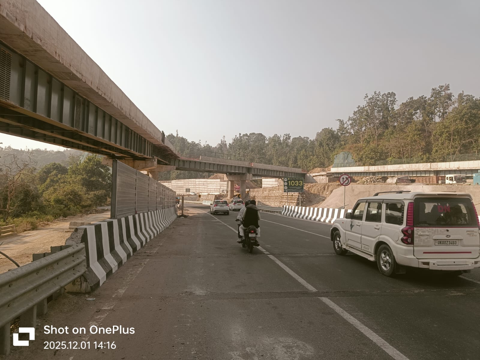 बड़गांव इंटरचेंज पर चल रहा एक्सप्रेसवे का निर्माण कार्य। संवाद