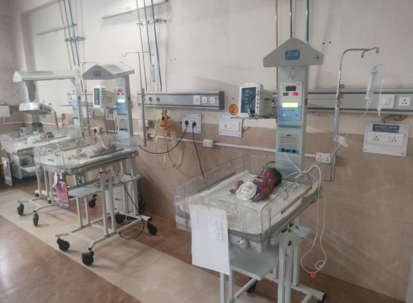 एसएनसीयू में भर्ती नवजात। संवाद