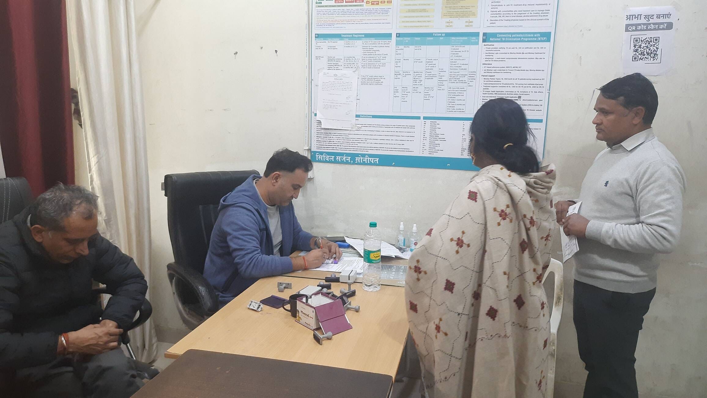 फोटो 10: सोनीपत के नागरिक अस्पताल में अल्ट्रासाउंड केंद्र के बाहर खड़ी महिलाएं। संवाद फोटो 10: सोनीपत के नागरिक अस्पताल में अल्ट्रासाउंड केंद्र के बाहर खड़ी महिलाएं। संवाद