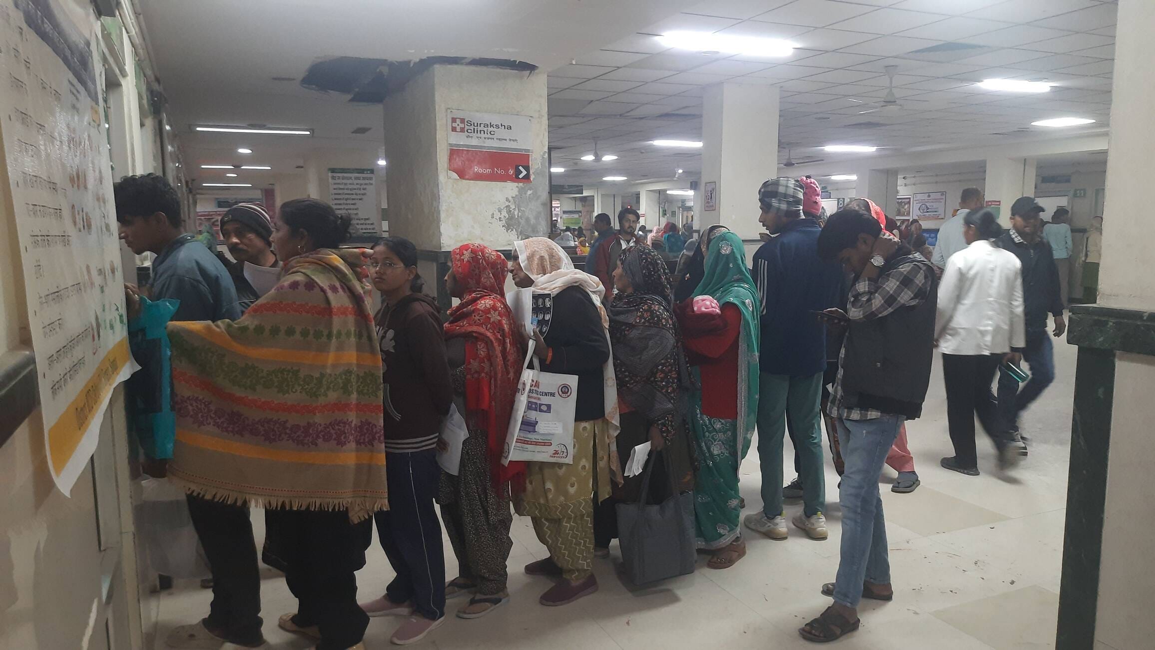 फोटो 10: सोनीपत के नागरिक अस्पताल में अल्ट्रासाउंड केंद्र के बाहर खड़ी महिलाएं। संवाद फोटो 10: सोनीपत के नागरिक अस्पताल में अल्ट्रासाउंड केंद्र के बाहर खड़ी महिलाएं। संवाद