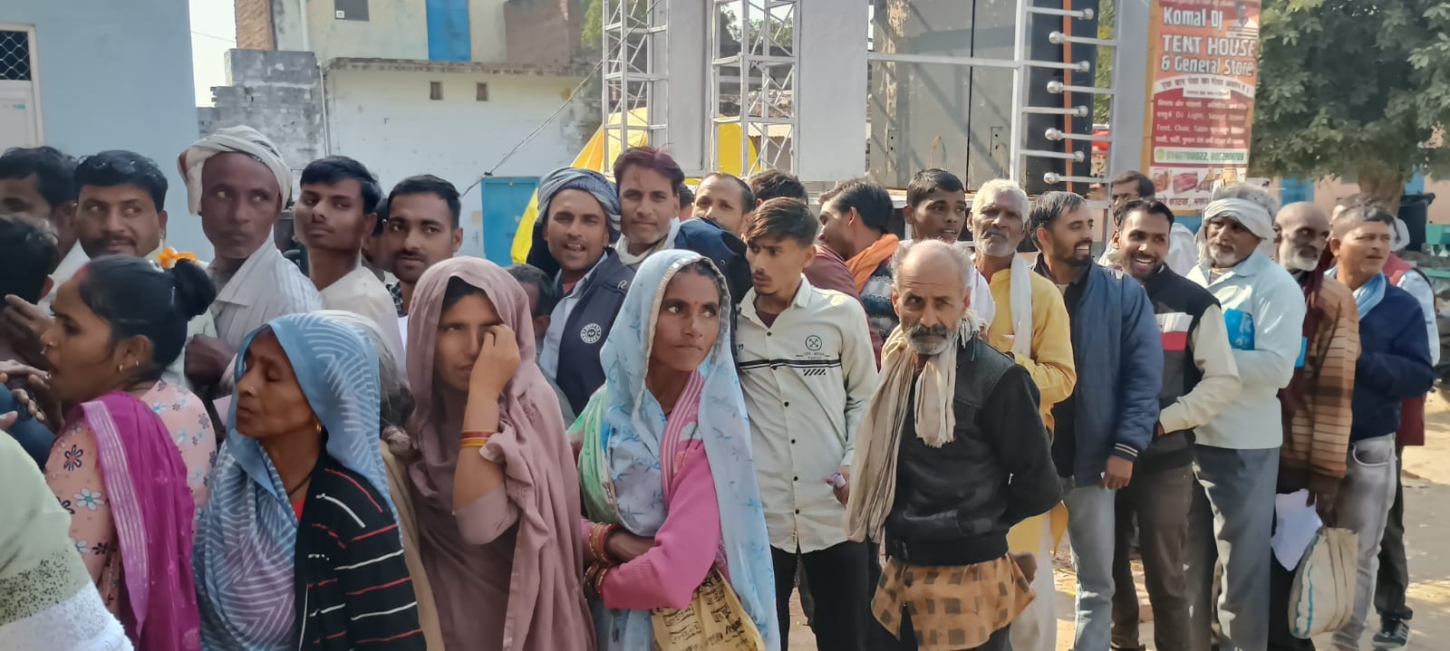 फोटो 12 एचएएमपी 10- हंगामा कर रहे किसानों को समझाते प्रभारी। किसान फोटो 12 एचएएमपी 10- हंगामा कर रहे किसानों को समझाते प्रभारी। किसान