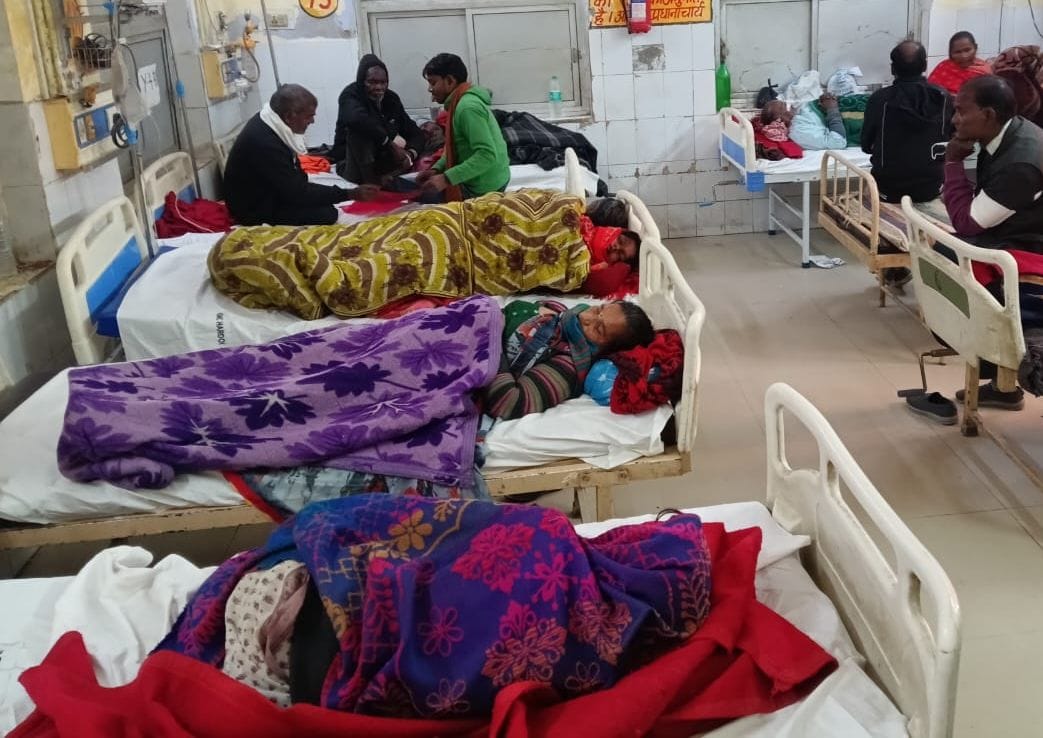 फोटो- 24- घर से लाए कंबल को ओढे अस्पताल में भर्ती मरीज। संवाद