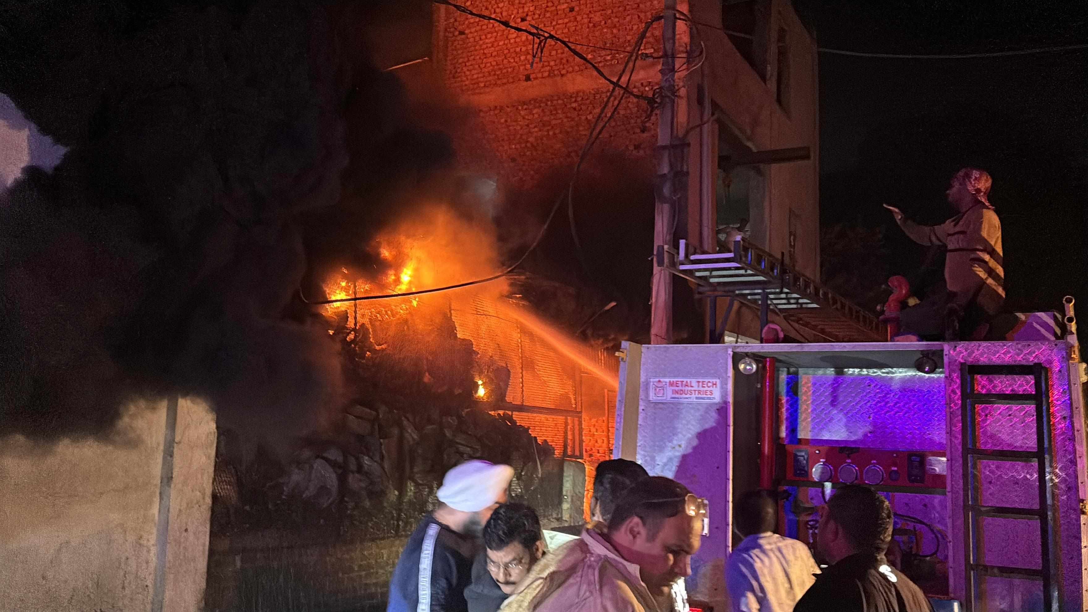 -फोटो 53 : फैक्ट्री में लगी आग से उठती लपटें। संवाद -फोटो 53 : फैक्ट्री में लगी आग से उठती लपटें। संवाद