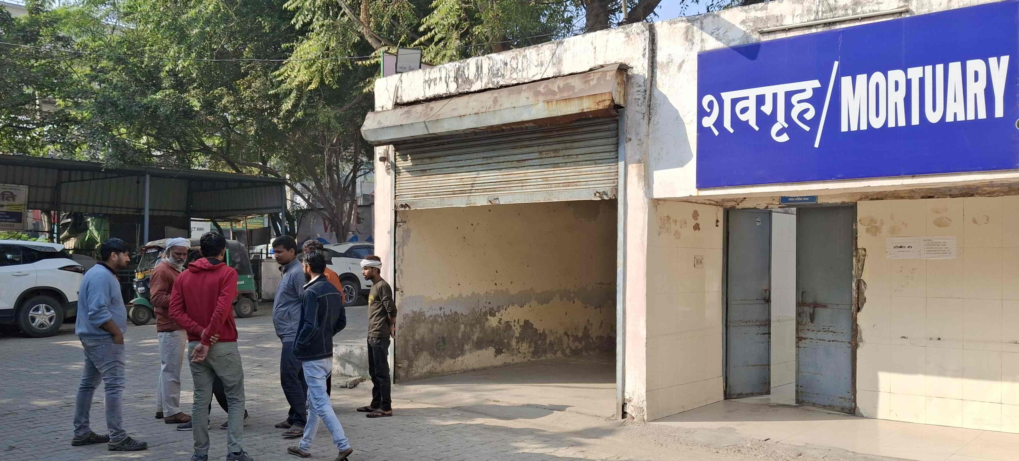 -फोटो 60 : मृतक घनेंद्र का शव लेने पहुंचे साथी। संवाद