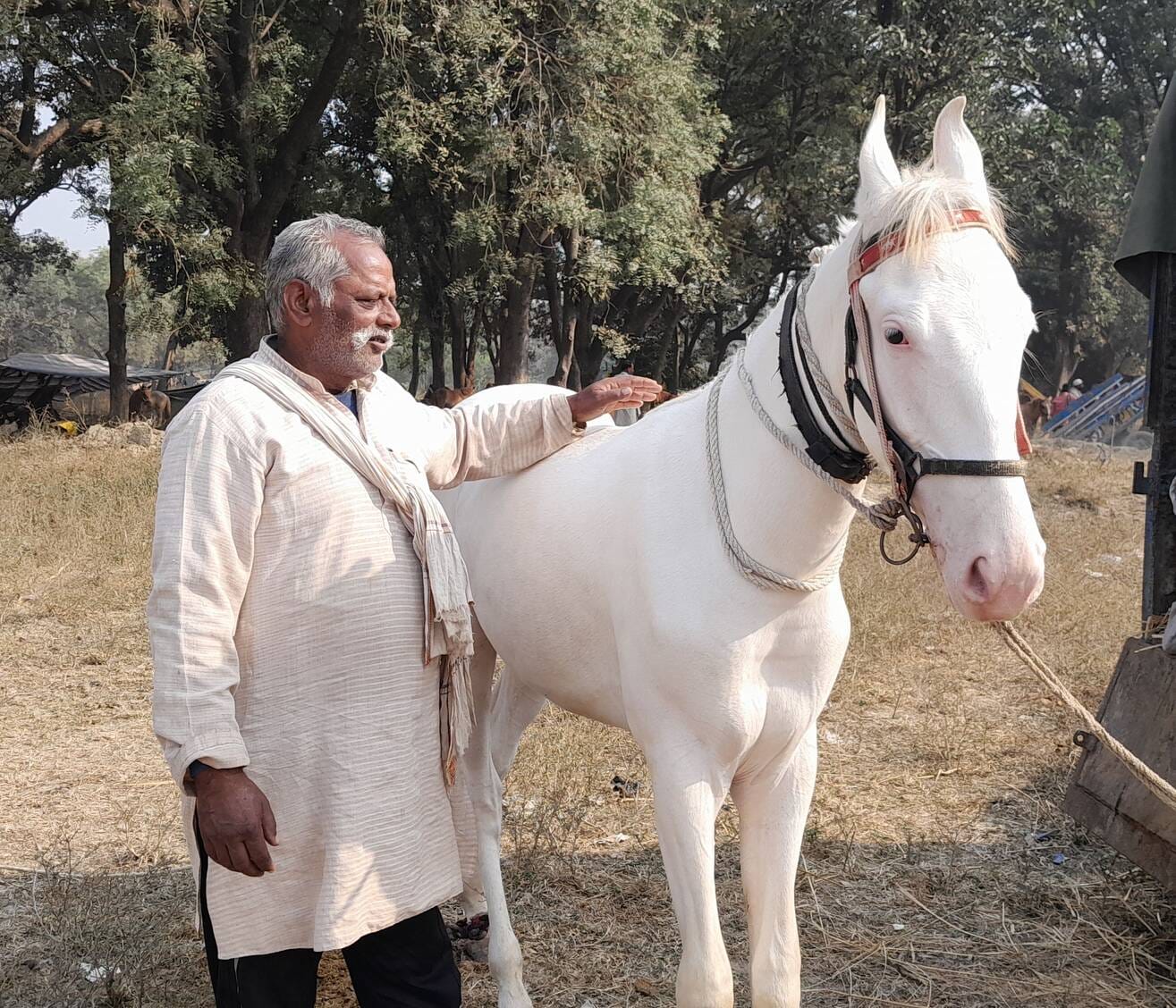 फोटो-8- तकिया मेला में आयोजित लोकगीत कार्यक्रम में आल्हा गायन करते रायबरेली के गायक राजकुमार या