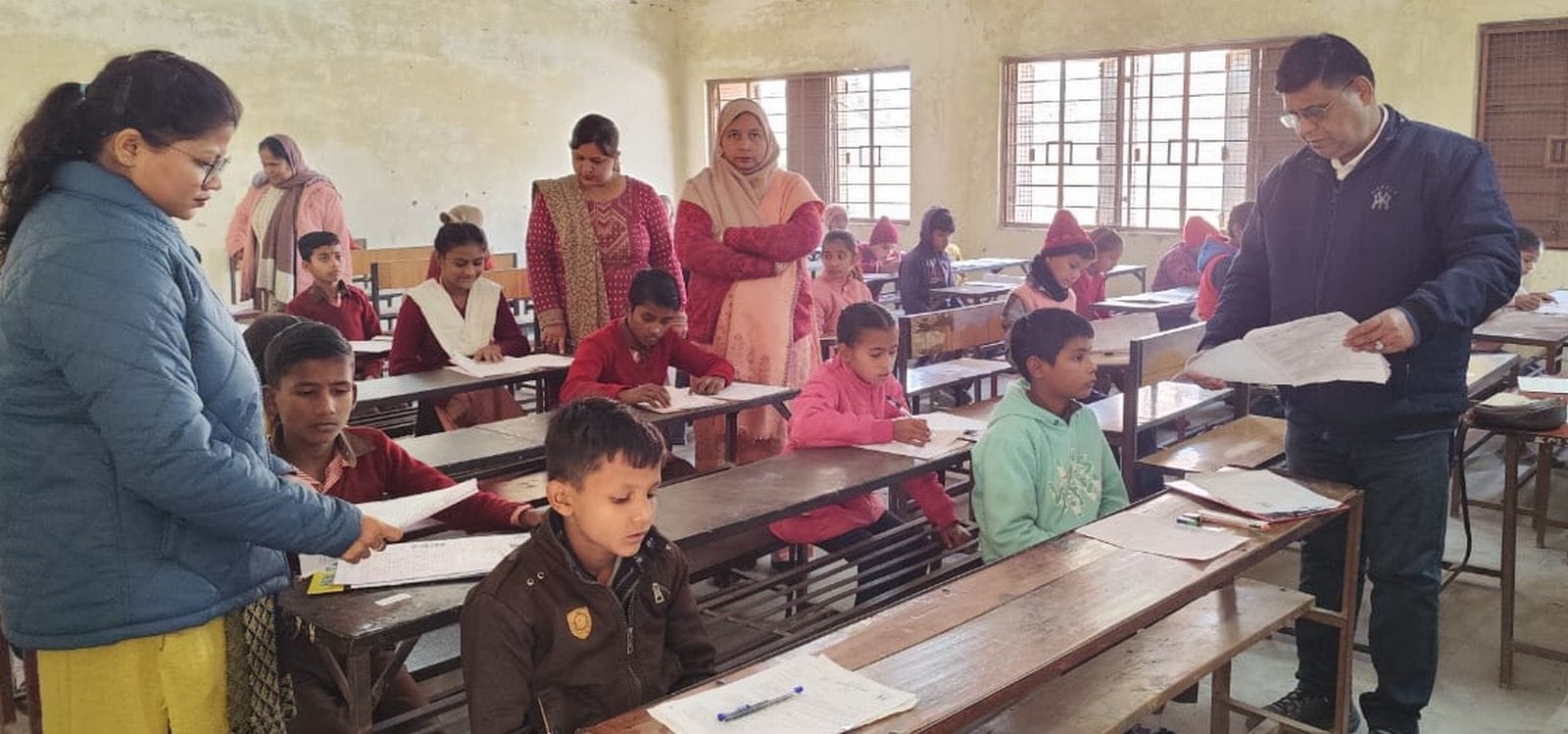 जीजीआईसी बिसौली में जवाहर नवोदय विद्यालय की प्रवेश परीक्षा देते छात्र-छात्राएं। स्रोत कॉलेज