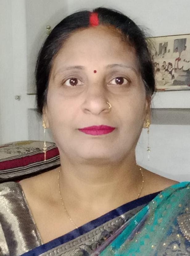 जिला अस्पताल मेंं मरीज की जांच करते मनो रोग विशेषज्ञ डॉ. नितेश सिंह। संवाद