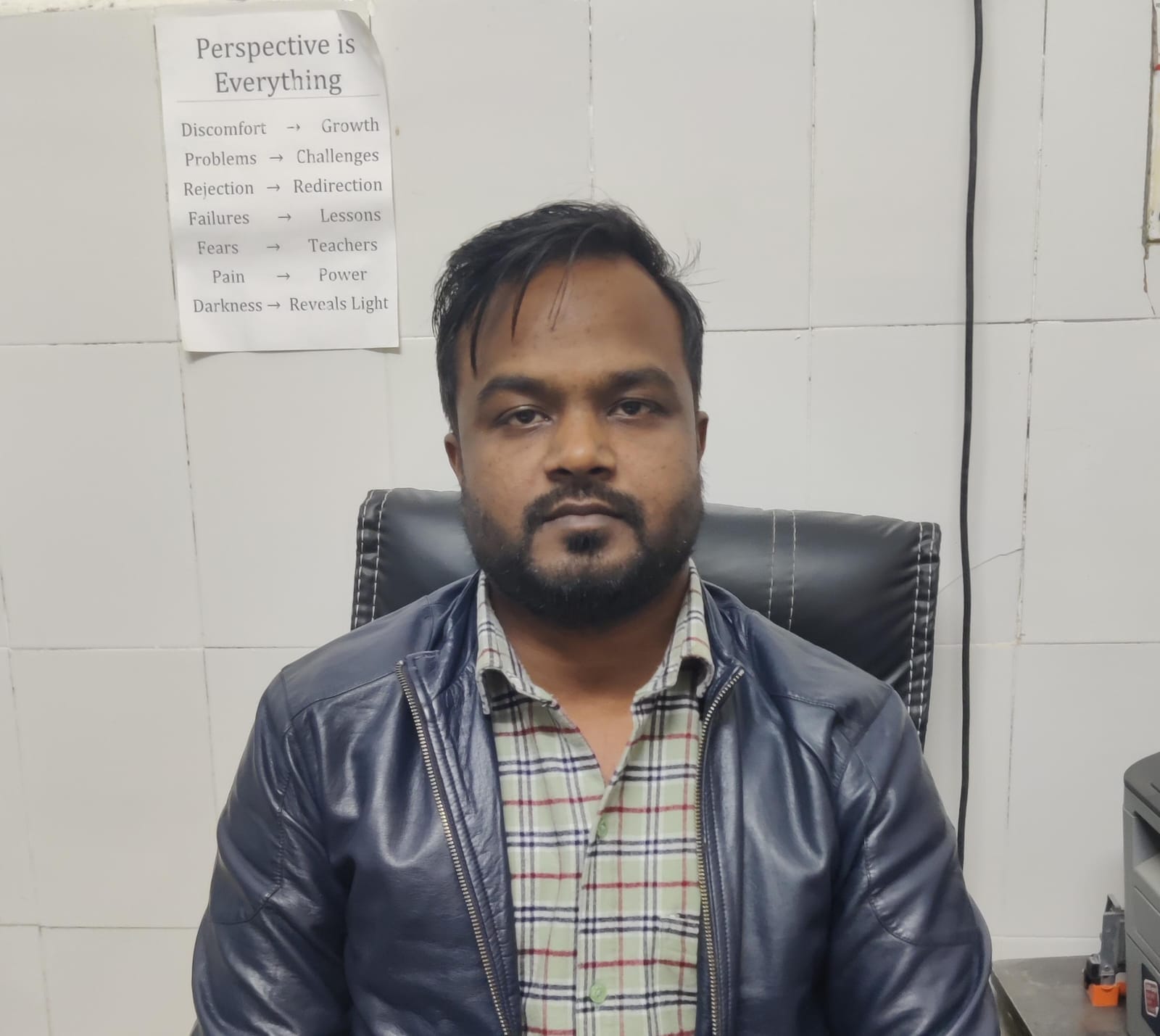 जिला अस्पताल मेंं मरीज की जांच करते मनो रोग विशेषज्ञ डॉ. नितेश सिंह। संवाद