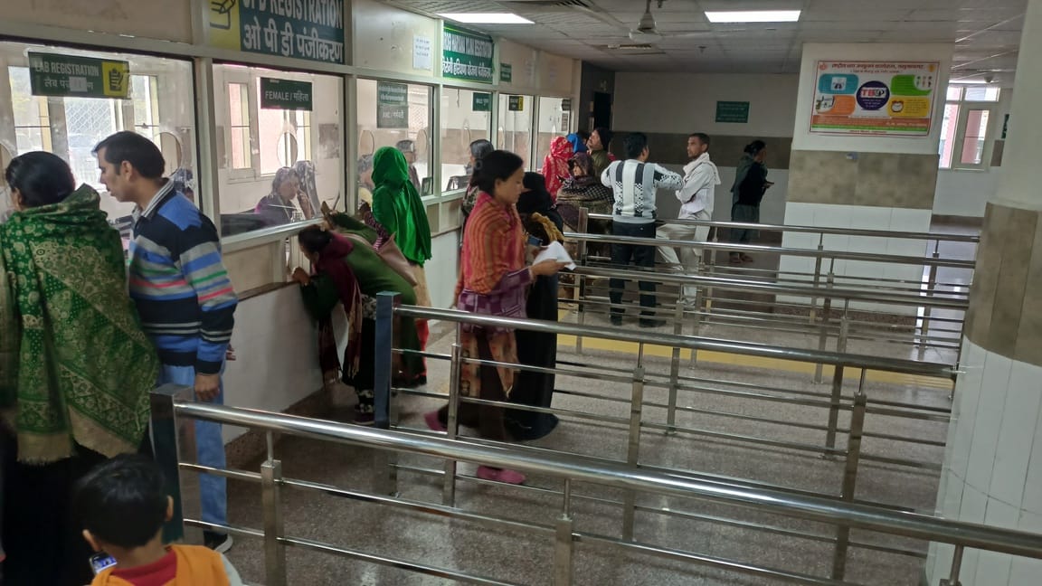 जिला अस्पताल में ओपीडी के बाहर लगी लोगों की भीड़। संवाद जिला अस्पताल में ओपीडी के बाहर लगी लोगों की भीड़। संवाद