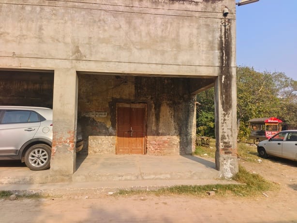 जर्जर पशु चिकित्सालय में जानवरों का उपचार करते चिकित्सक। संवाद जर्जर पशु चिकित्सालय में जानवरों का उपचार करते चिकित्सक। संवाद