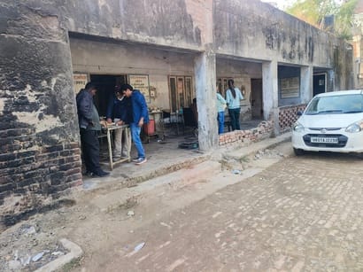 जर्जर पशु चिकित्सालय में जानवरों का उपचार करते चिकित्सक। संवाद जर्जर पशु चिकित्सालय में जानवरों का उपचार करते चिकित्सक। संवाद
