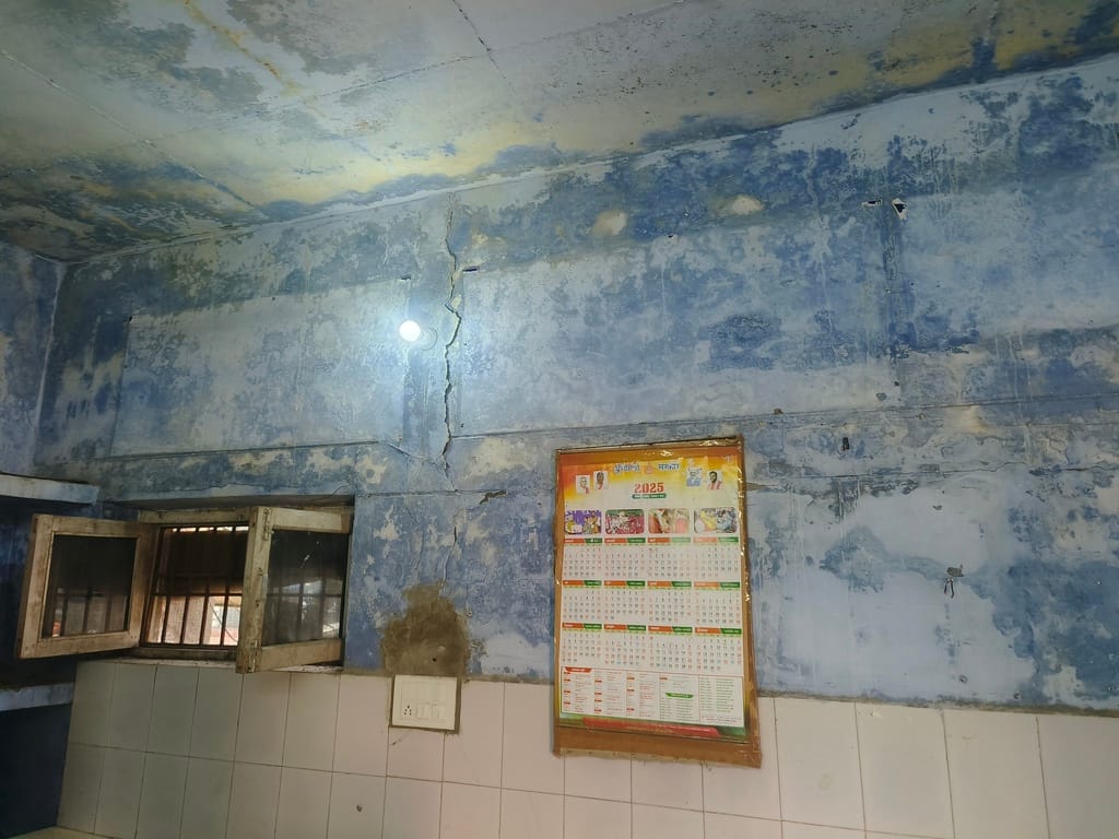 जर्जर पशु चिकित्सालय में जानवरों का उपचार करते चिकित्सक। संवाद जर्जर पशु चिकित्सालय में जानवरों का उपचार करते चिकित्सक। संवाद