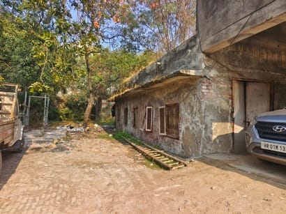 जर्जर पशु चिकित्सालय में जानवरों का उपचार करते चिकित्सक। संवाद जर्जर पशु चिकित्सालय में जानवरों का उपचार करते चिकित्सक। संवाद