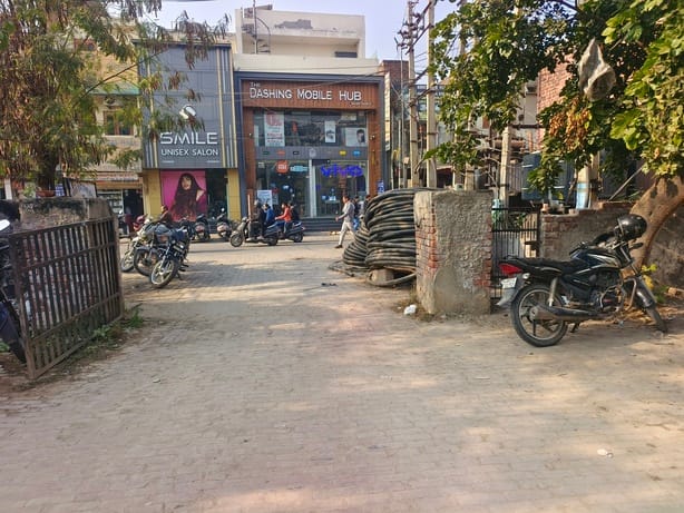 जर्जर पशु चिकित्सालय में जानवरों का उपचार करते चिकित्सक। संवाद जर्जर पशु चिकित्सालय में जानवरों का उपचार करते चिकित्सक। संवाद