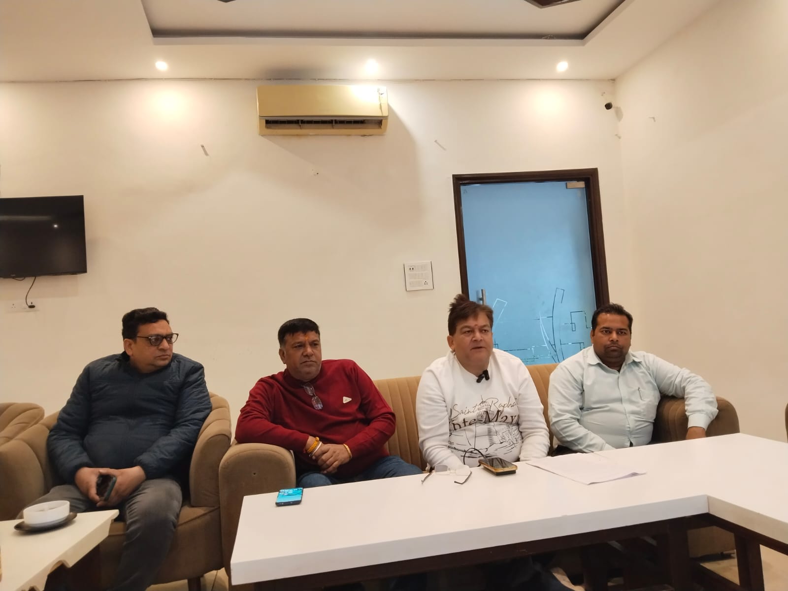 कॉलेजियम चुनाव में गड़बड़ी को लेकर जानकारी देते शिकायतकर्ता व अन्य सदस्य। संवाद