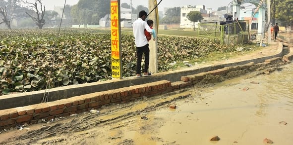 कानपुर रोड स्थित तपोवननगर में काली मंदिर के पास जर्जर सड़क से गुजरते लोग। कानपुर रोड स्थित तपोवननगर में काली मंदिर के पास जर्जर सड़क से गुजरते लोग।