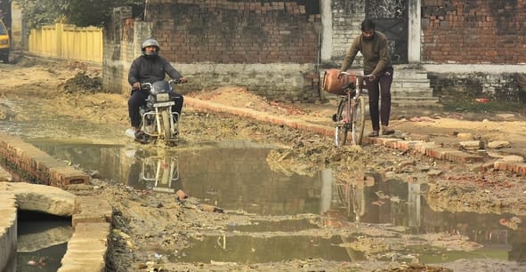कानपुर रोड स्थित तपोवननगर में काली मंदिर के पास जर्जर सड़क से गुजरते लोग। कानपुर रोड स्थित तपोवननगर में काली मंदिर के पास जर्जर सड़क से गुजरते लोग।