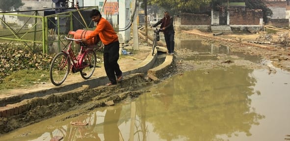 कानपुर रोड स्थित तपोवननगर में काली मंदिर के पास जर्जर सड़क से गुजरते लोग। कानपुर रोड स्थित तपोवननगर में काली मंदिर के पास जर्जर सड़क से गुजरते लोग।