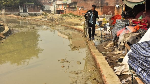 कानपुर रोड स्थित तपोवननगर में काली मंदिर के पास जर्जर सड़क से गुजरते लोग। कानपुर रोड स्थित तपोवननगर में काली मंदिर के पास जर्जर सड़क से गुजरते लोग।