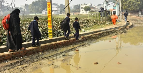 कानपुर रोड स्थित तपोवननगर में काली मंदिर के पास जर्जर सड़क से गुजरते लोग। कानपुर रोड स्थित तपोवननगर में काली मंदिर के पास जर्जर सड़क से गुजरते लोग।