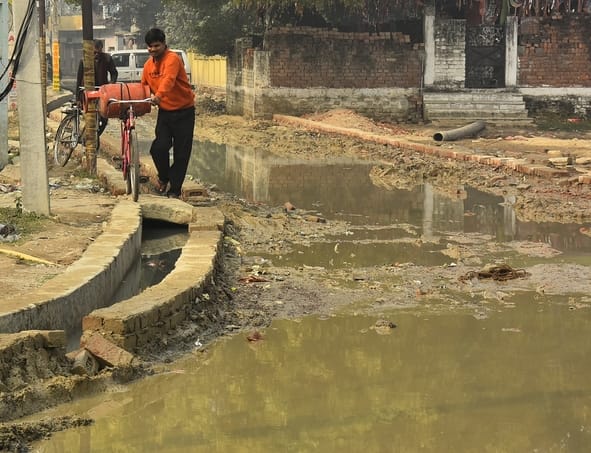 कानपुर रोड स्थित तपोवननगर में काली मंदिर के पास जर्जर सड़क से गुजरते लोग। कानपुर रोड स्थित तपोवननगर में काली मंदिर के पास जर्जर सड़क से गुजरते लोग।