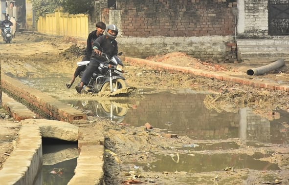कानपुर रोड स्थित तपोवननगर में काली मंदिर के पास जर्जर सड़क से गुजरते लोग। कानपुर रोड स्थित तपोवननगर में काली मंदिर के पास जर्जर सड़क से गुजरते लोग।