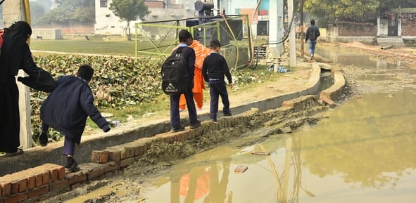 कानपुर रोड स्थित तपोवननगर में काली मंदिर के पास जर्जर सड़क से गुजरते लोग। कानपुर रोड स्थित तपोवननगर में काली मंदिर के पास जर्जर सड़क से गुजरते लोग।