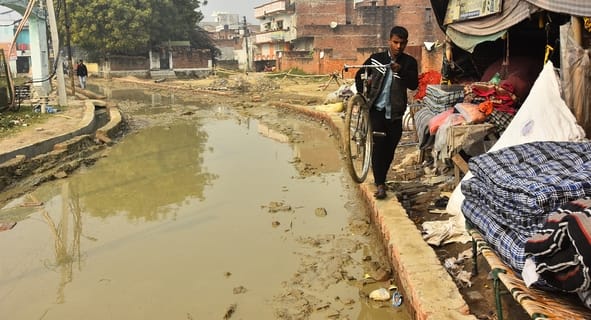 कानपुर रोड स्थित तपोवननगर में काली मंदिर के पास जर्जर सड़क से गुजरते लोग। कानपुर रोड स्थित तपोवननगर में काली मंदिर के पास जर्जर सड़क से गुजरते लोग।