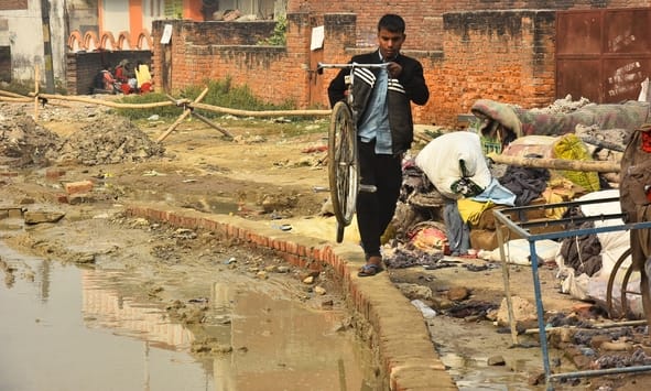 कानपुर रोड स्थित तपोवननगर में काली मंदिर के पास जर्जर सड़क से गुजरते लोग। कानपुर रोड स्थित तपोवननगर में काली मंदिर के पास जर्जर सड़क से गुजरते लोग।