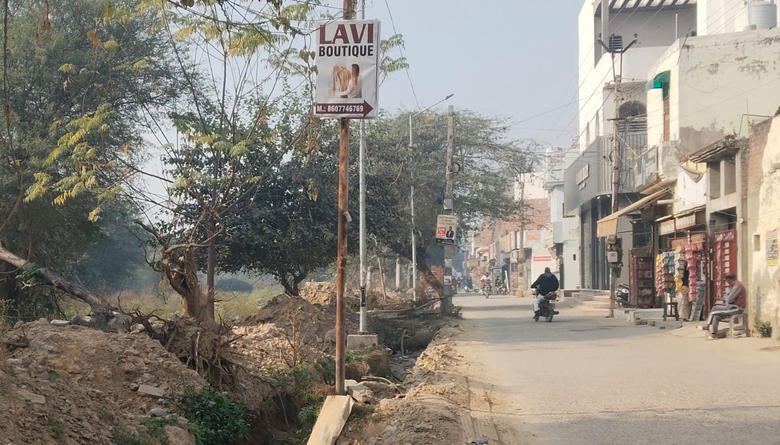 कुरुक्षेत्र।  केडीबी रोड पर अवैध होर्डिंग उतारती नप की टीम। संवाद