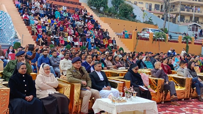 कार्मल स्कूल नाहन में क्रिसमस कार्निवाल में प्रस्तुति देती छात्राएं। संवाद कार्मल स्कूल नाहन में क्रिसमस कार्निवाल में प्रस्तुति देती छात्राएं। संवाद