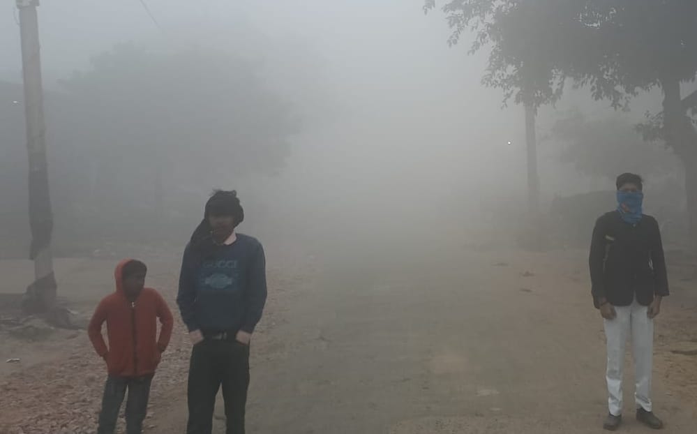 कस्बा अवागढ़ में एटा-अलीगंज मार्ग पर कोहरे की वजह से टिमटिमाती नजर आतीं वाहनों की लाइटें। संवाद