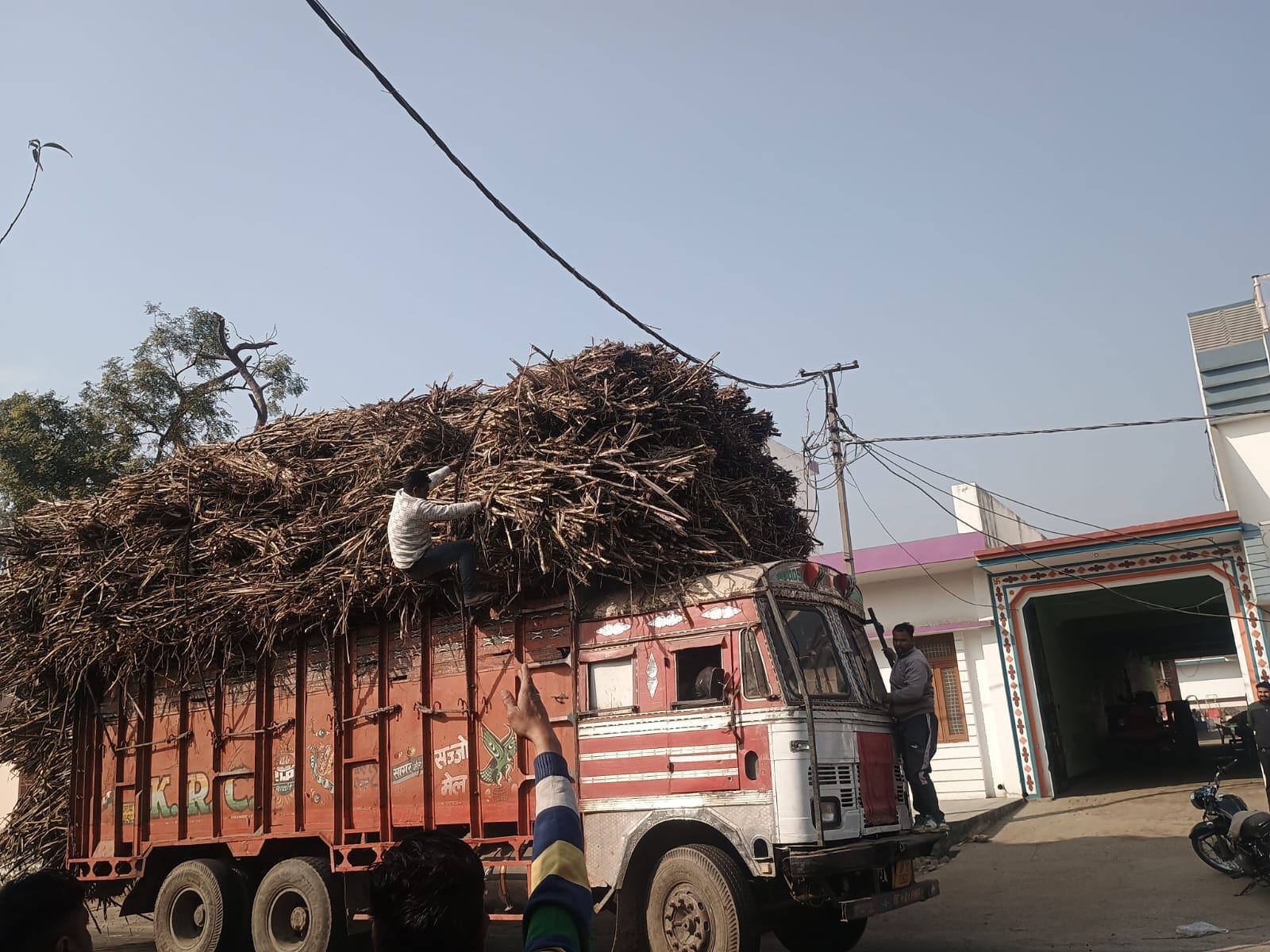 कस्बे के मुख्य मार्ग पर ओवर लोड वाहन की वजह से लगा जाम। (बहसूमा) कस्बे के मुख्य मार्ग पर ओवर लोड वाहन की वजह से लगा जाम। (बहसूमा)