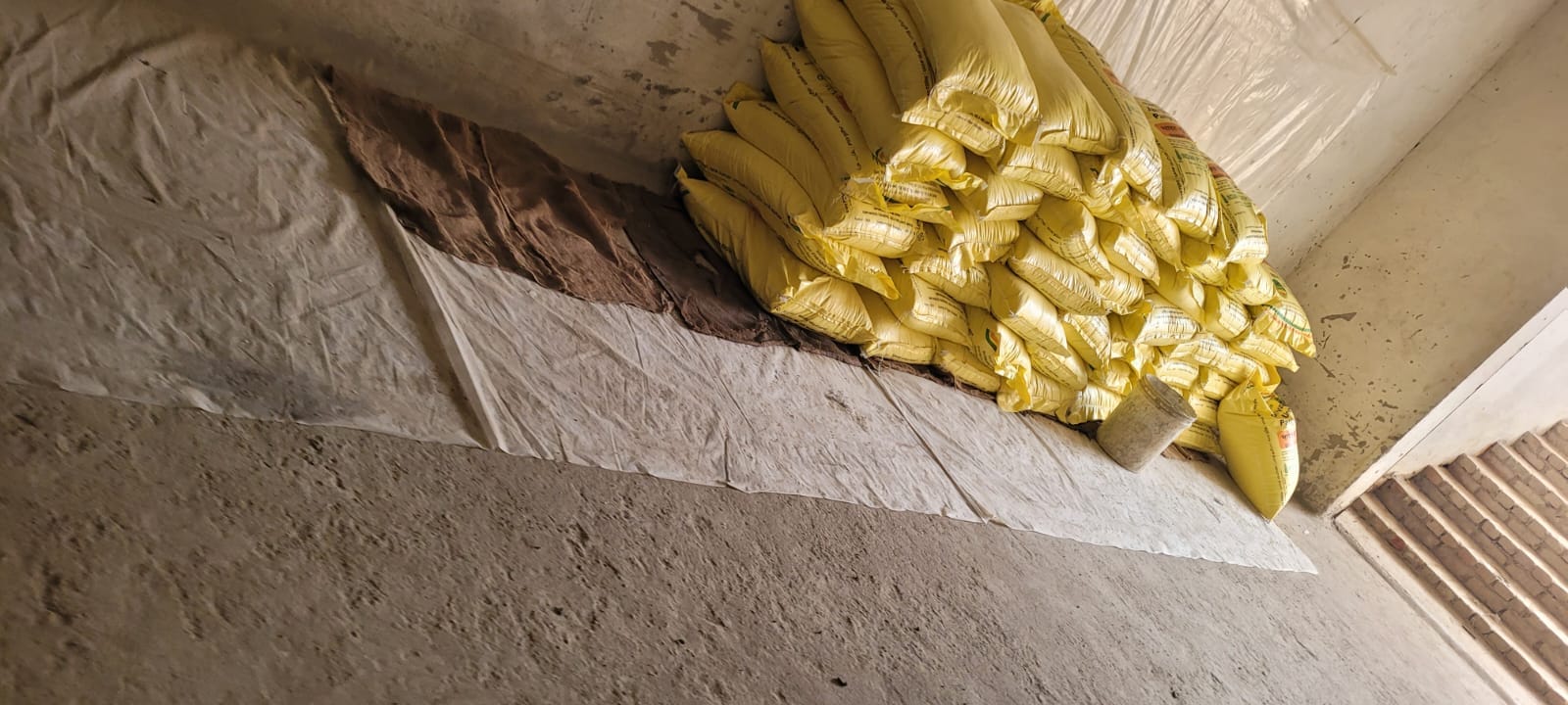 कासगंज रोड स्थित न्यू वर्मा बीज भंडार पर खाद लेते किसान। संवाद