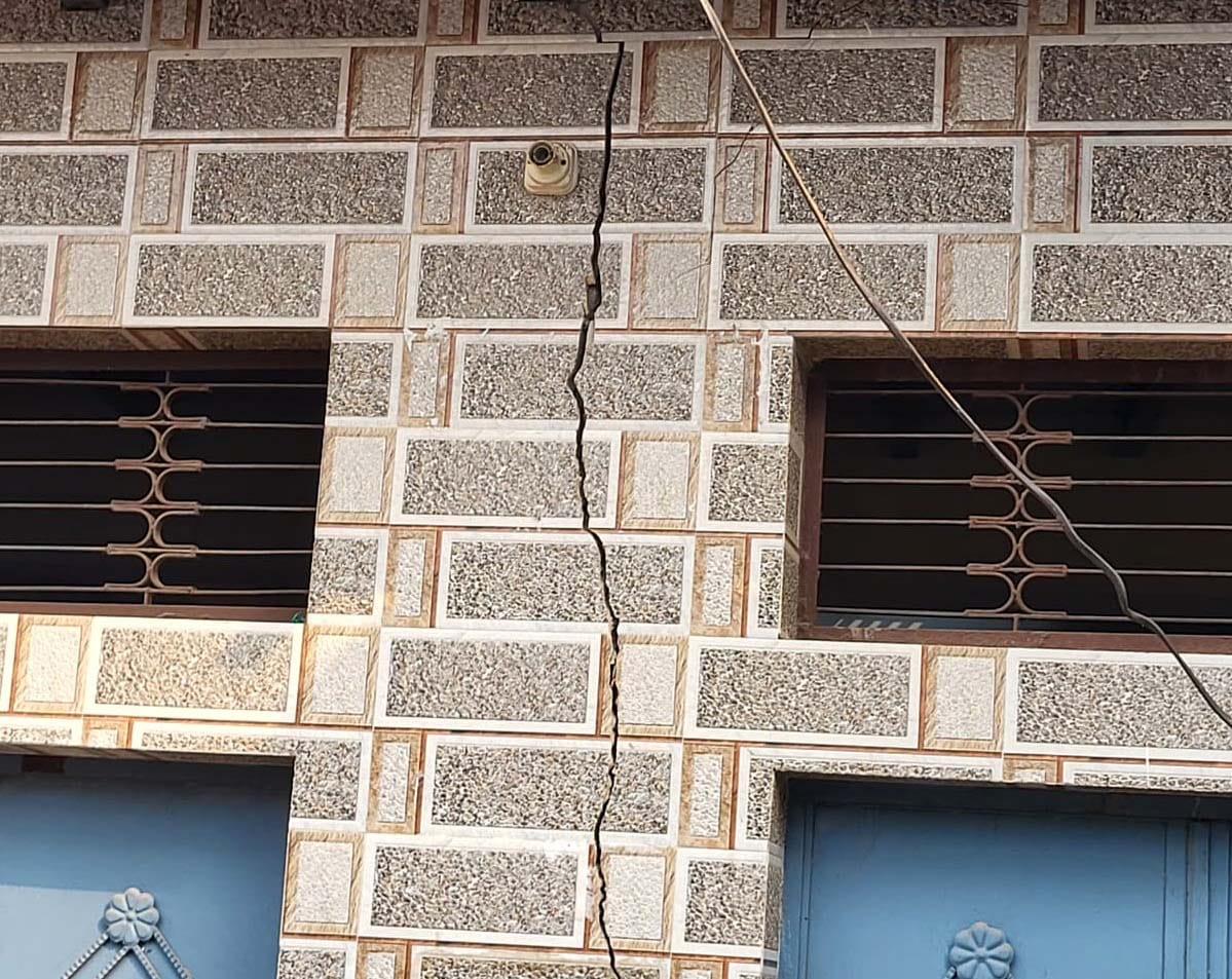 खुर्जा के खीरखानी मोहल्ला में नगर पालिका के ख़िलाफ़ प्रदर्शन करते लोग । संवाद खुर्जा के खीरखानी मोहल्ला में नगर पालिका के ख़िलाफ़ प्रदर्शन करते लोग । संवाद