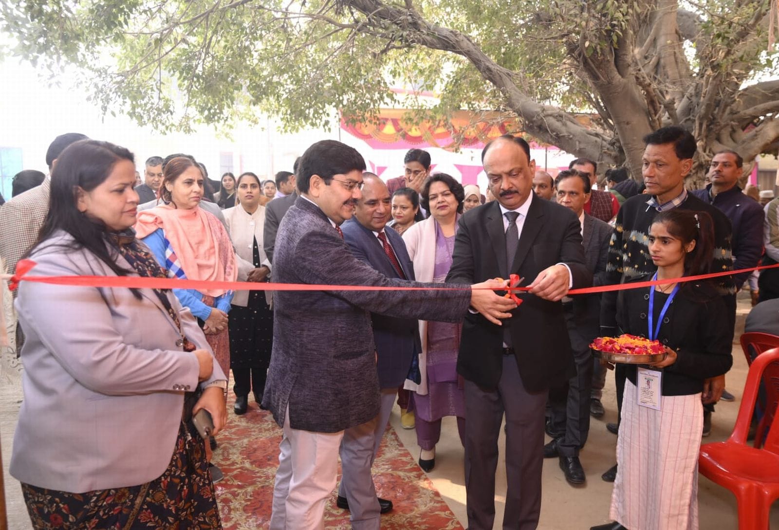 लोक अदालत में मामलों के निस्तारण के बाद खड़े लोग। स्रोत- विभाग