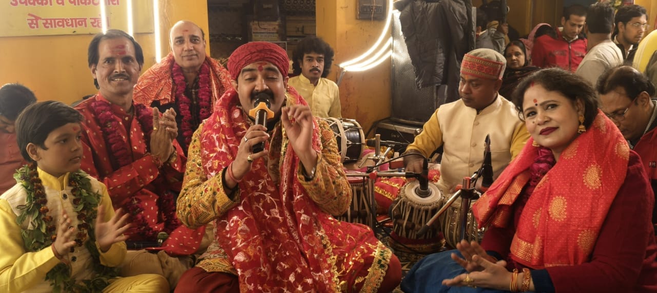 लक्सा स्थित लक्ष्मीकुंड पर महालक्ष्मी मंदिर में भव्य श्रृंगार। अमर उजाला लक्सा स्थित लक्ष्मीकुंड पर महालक्ष्मी मंदिर में भव्य श्रृंगार। अमर उजाला
