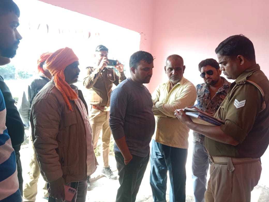 पलिया के अजीतनगर में इसी दरवाजे को तोड़कर अंदर पहुंचे थे चोर। संवाद पलिया के अजीतनगर में इसी दरवाजे को तोड़कर अंदर पहुंचे थे चोर। संवाद