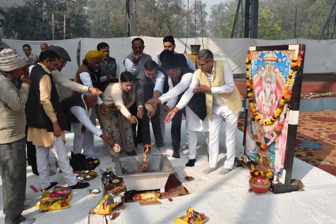 पिराई सत्र के शुभारंभ के दौरान रिबन काटते हुए बीजेपी की जिला अध्यक्ष ज्योति सैनी। पिराई सत्र के शुभारंभ के दौरान रिबन काटते हुए बीजेपी की जिला अध्यक्ष ज्योति सैनी।