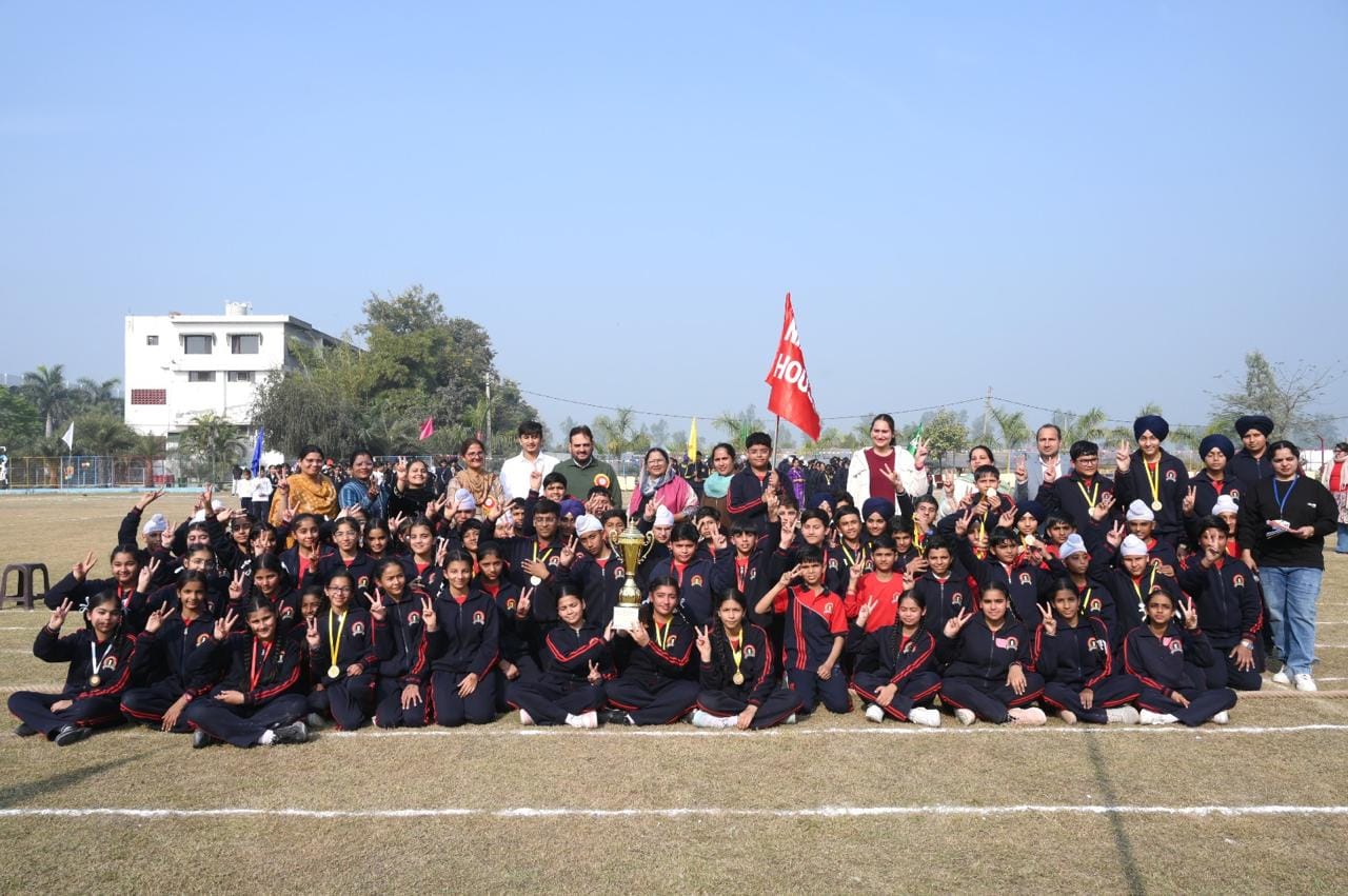 प्रतियोगिता में भाग लेते हुए खिलाड़ी।