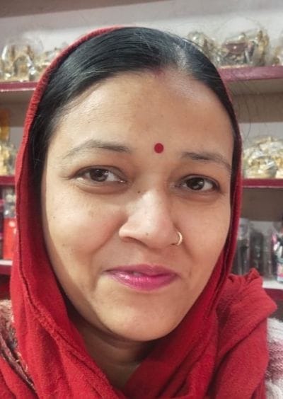 रेडीमेड साड़ी दिखाती दुकानदार।संवाद