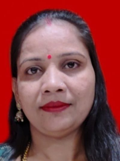 रेडीमेड साड़ी दिखाती दुकानदार।संवाद