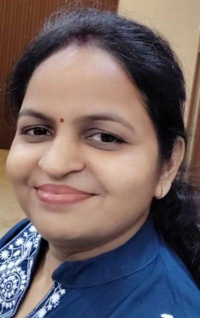 रेडीमेड साड़ी दिखाती दुकानदार।संवाद