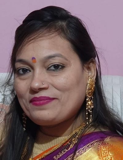 रेडीमेड साड़ी दिखाती दुकानदार।संवाद