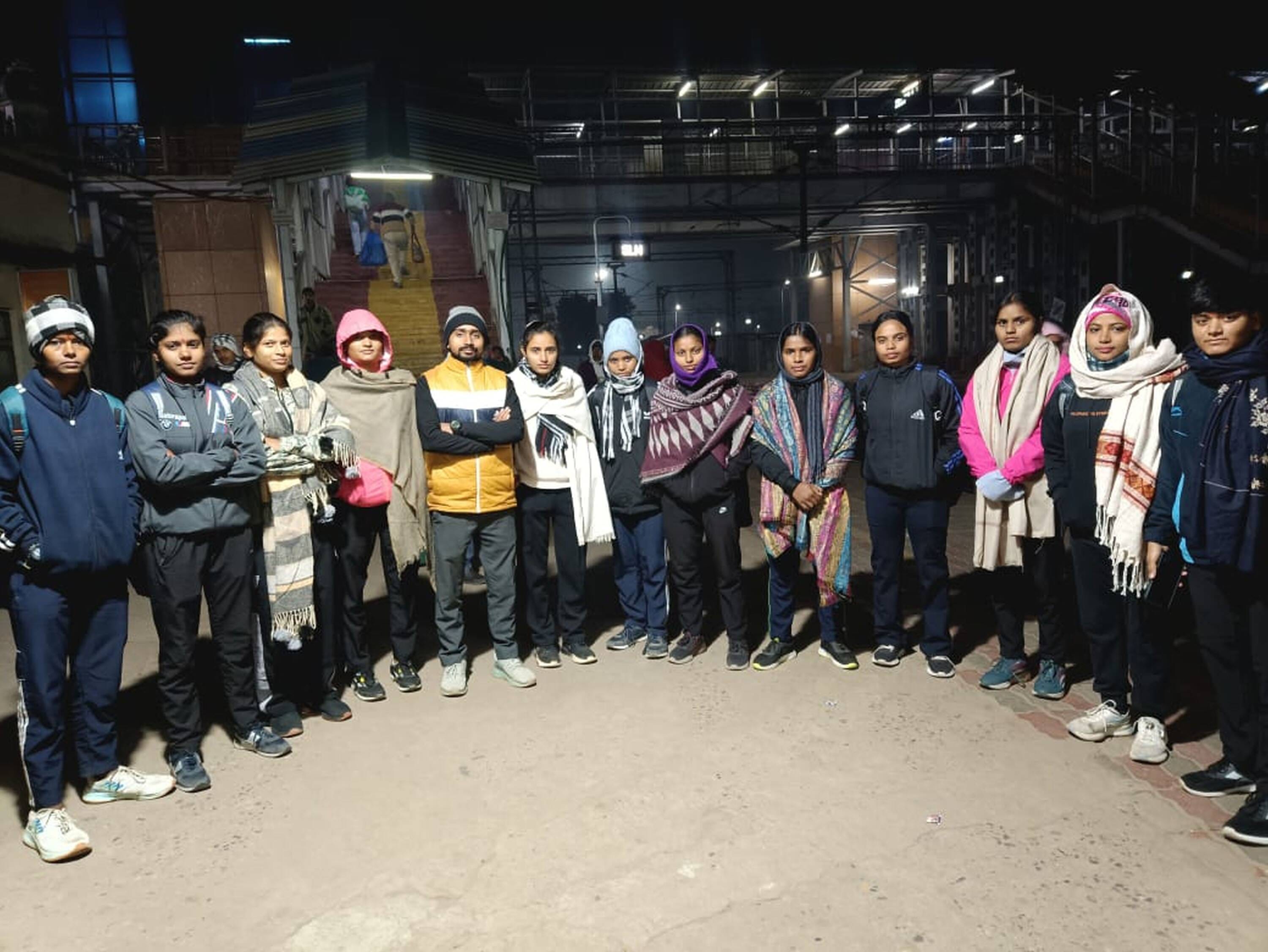 सुल्तानपुर रेलवे स्टेशन से प्रयागराज रवाना होती कबड्डी की महिला खिलाड़ी।  