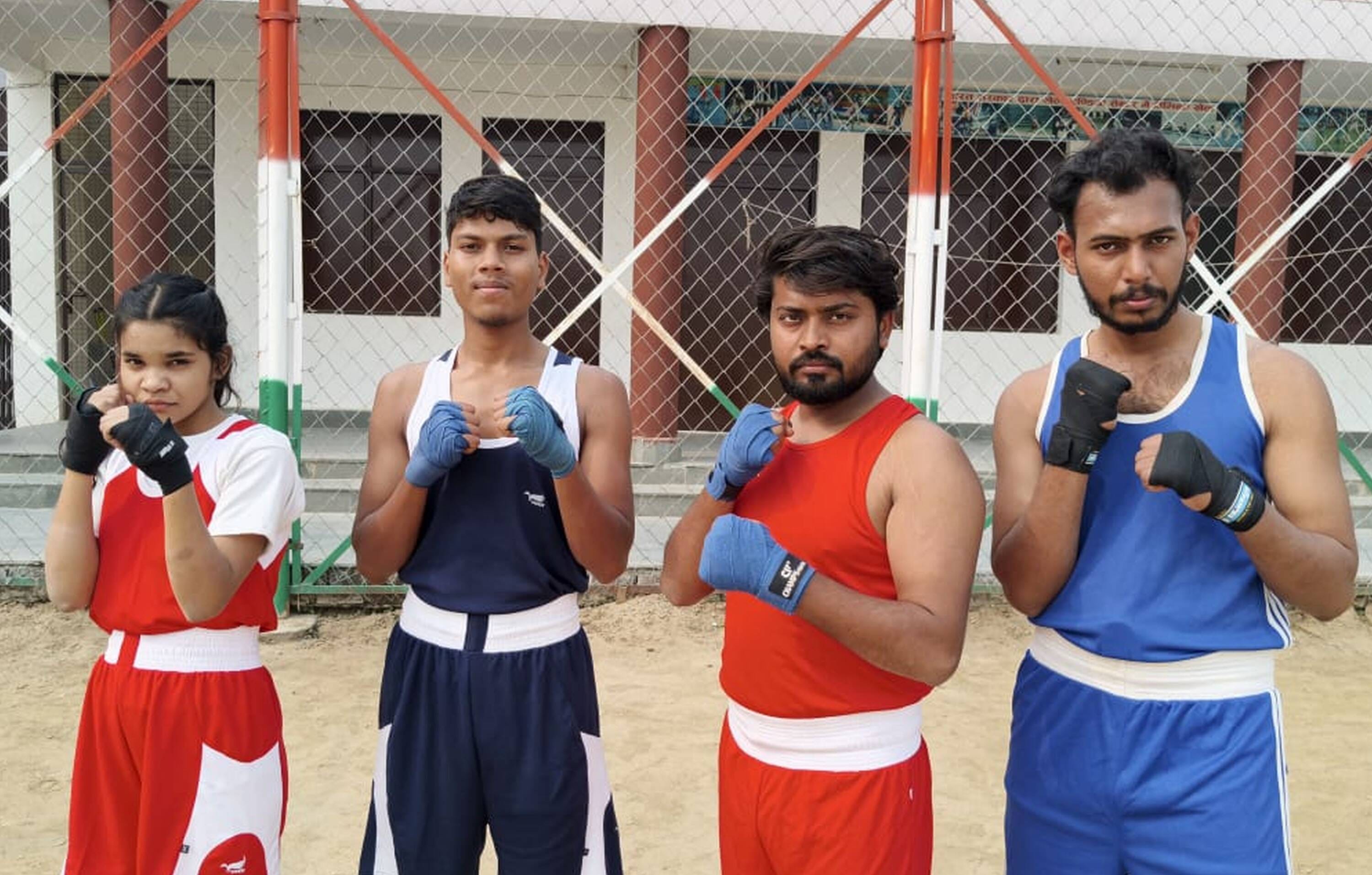 सुल्तानपुर रेलवे स्टेशन से प्रयागराज रवाना होती कबड्डी की महिला खिलाड़ी।  