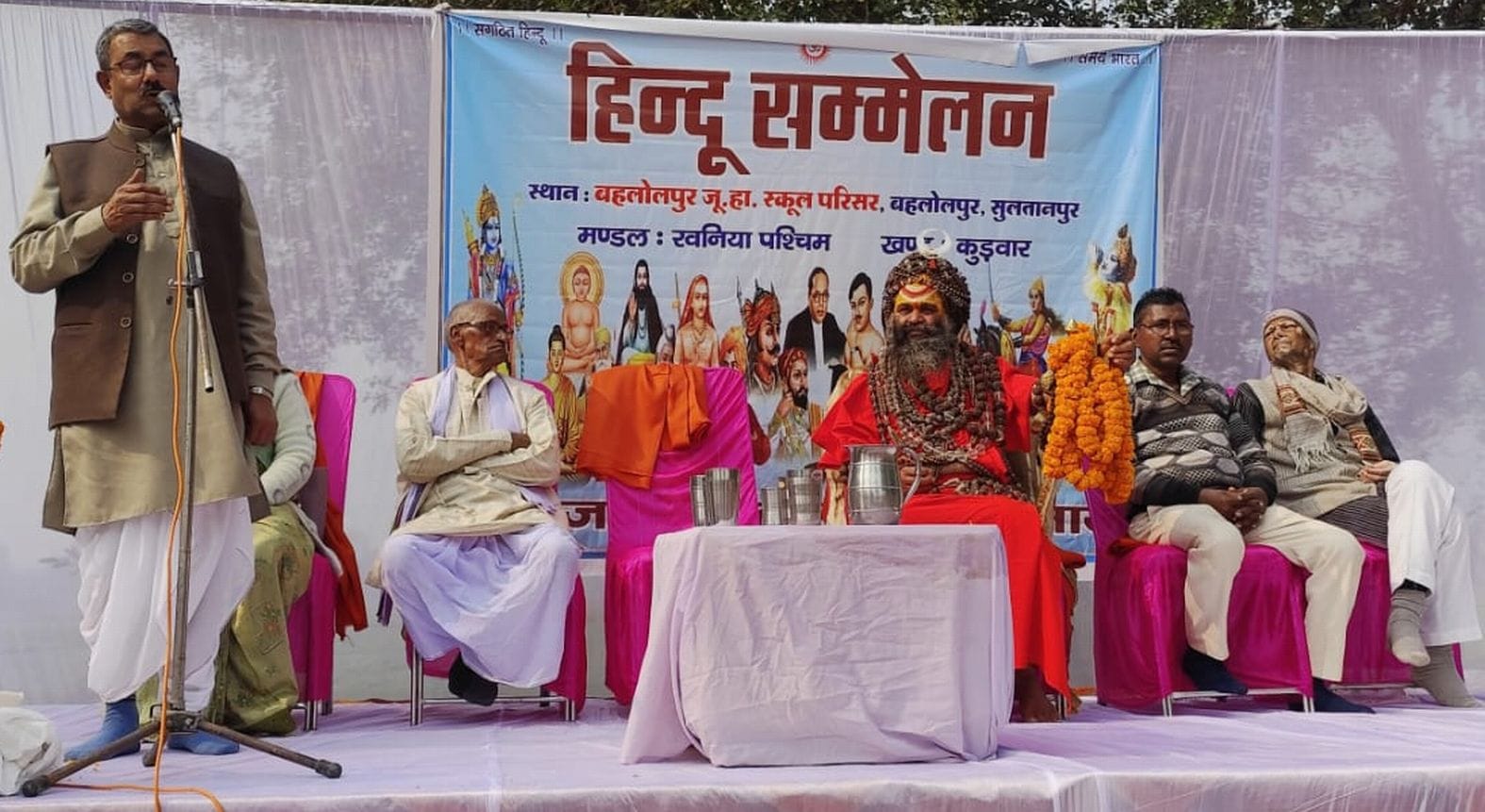 सुल्तानपुर रेलवे स्टेशन से प्रयागराज रवाना होती कबड्डी की महिला खिलाड़ी।  