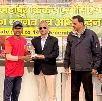 शाहजहांपुर में जीएफ कॉलेज के मैदान में चैलेंज कप क्रिकेट टूर्नामेंट में शॉट लगाता खिलाड़ी। स्र शाहजहांपुर में जीएफ कॉलेज के मैदान में चैलेंज कप क्रिकेट टूर्नामेंट में शॉट लगाता खिलाड़ी। स्र
