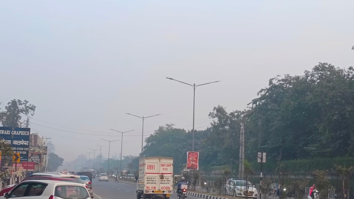 शहर के जलबेड़ा गांव के पास खेतों में सुबह छाया घना कोहरा। संवाद शहर के जलबेड़ा गांव के पास खेतों में सुबह छाया घना कोहरा। संवाद