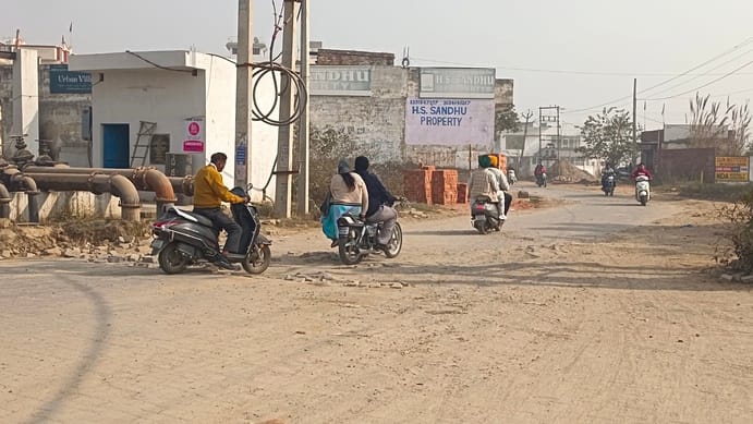 शहर में पंडित दीनदयाल उपाध्याय चौक से जंडली की तरफ जाने वाली सड़क टूटी हुई। संवाद शहर में पंडित दीनदयाल उपाध्याय चौक से जंडली की तरफ जाने वाली सड़क टूटी हुई। संवाद